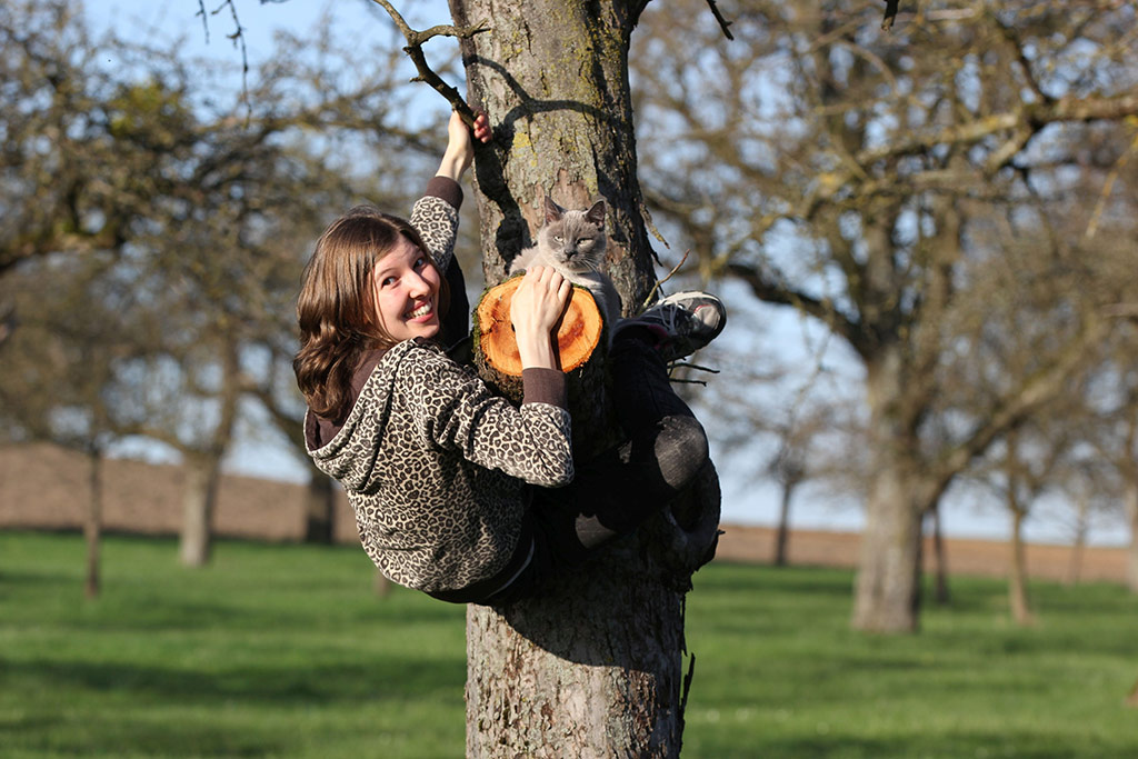 Frau auf Baum